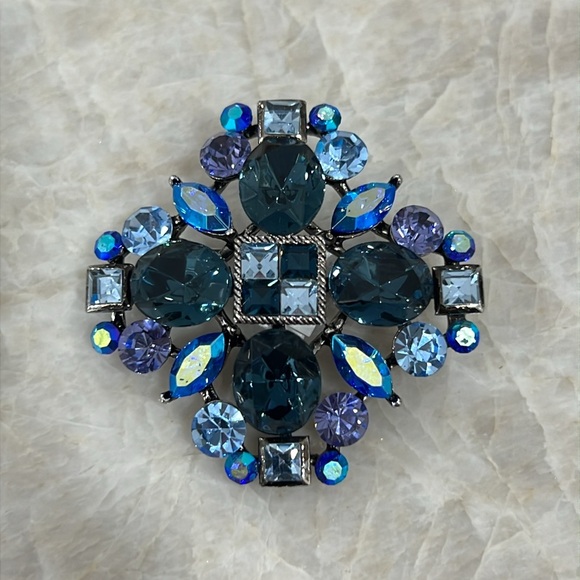 Jewelry - Vintage stone pin!